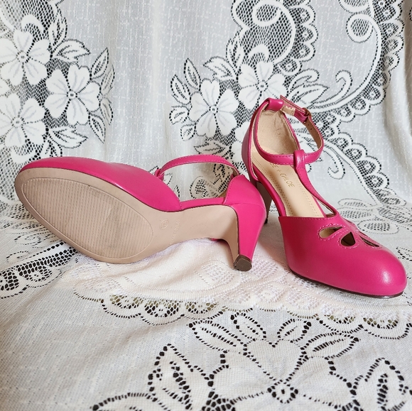Chase and Chloe - Hot Pink Short Close toed Heel - (7.5) - Picture 4 of 9